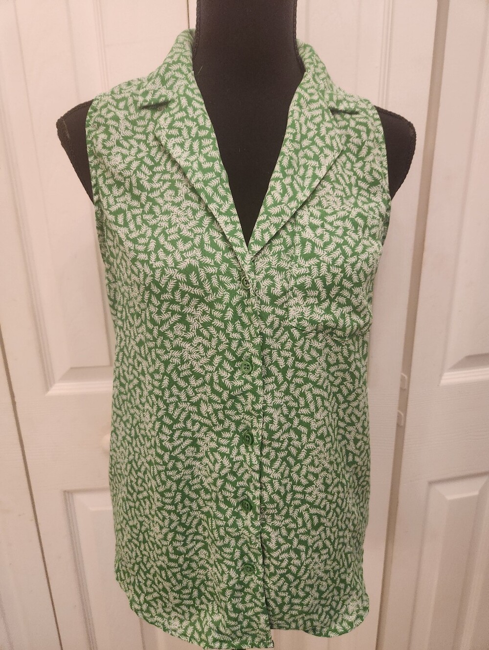 Who What Wear Green Leaf-Print Sleeveless Button Front Top